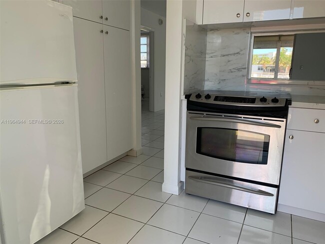 Building Photo - 2859 Leonard Dr