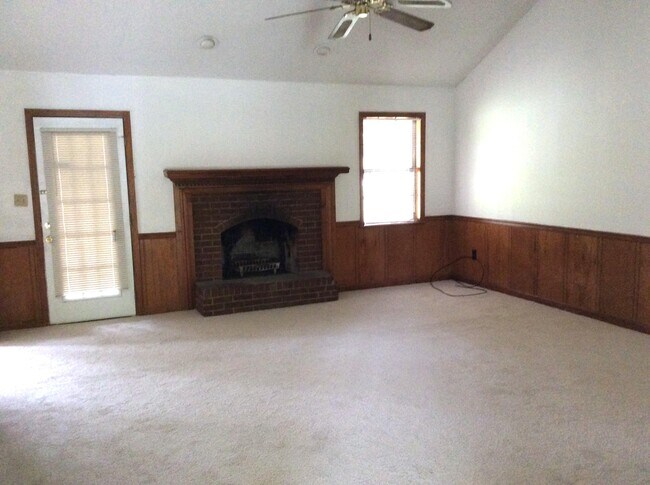 Building Photo - 3816 Crest Dr