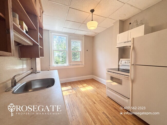 Photo du bâtiment - All-Inclusive 1-Bedroom + Den Main Level Apartment with 4 Parking Spaces – Barrie