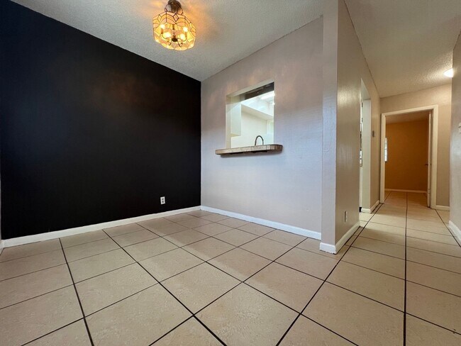 Building Photo - 2/1 Duplex for rent - schedule showing today