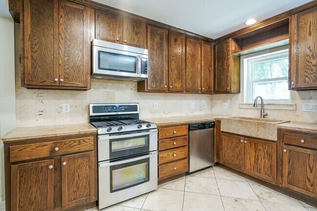 Foto del edificio - Beautifully Updated 3-Bedroom 2-Bath Home - Detached Garage with Bonus Space! Fenced-in Yard!