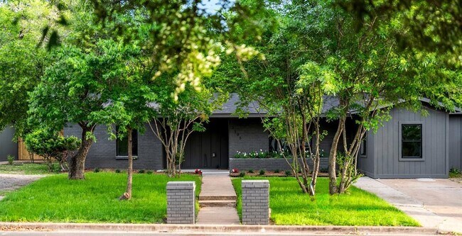 Foto del edificio - 2105 Brunswick Dr