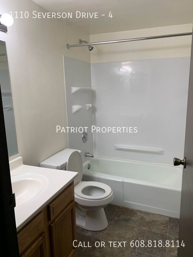 Building Photo - 1 bedroom/ 1 bath apartment in Sun Prairie...