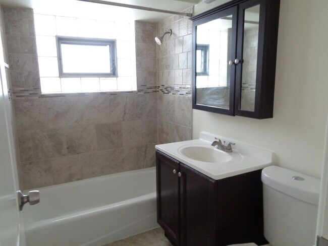 Building Photo - 10907 S Lloyd Dr