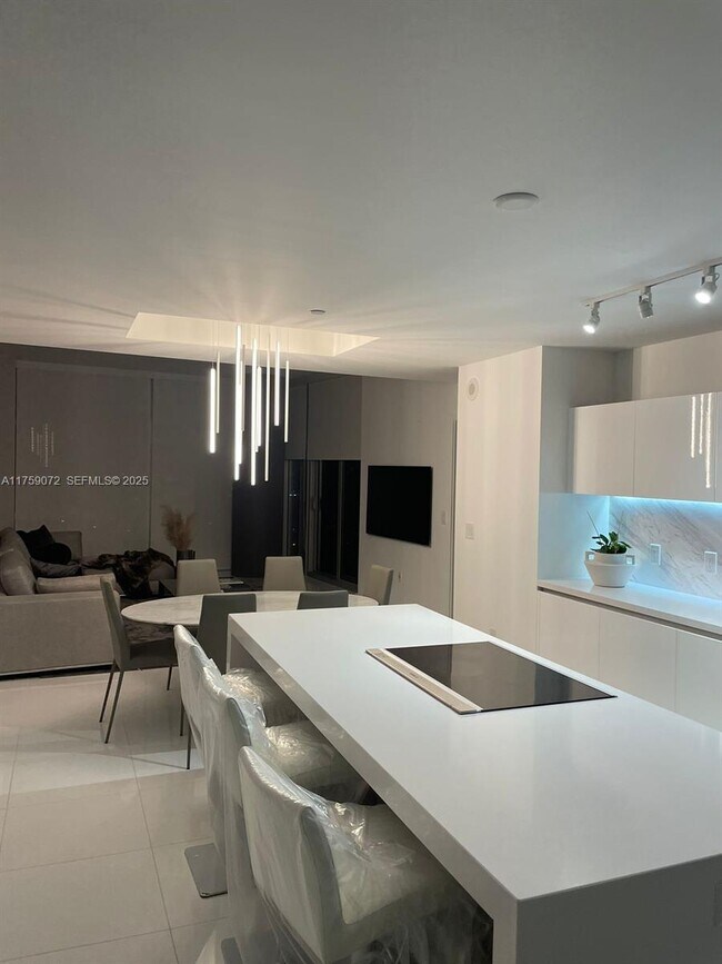 Building Photo - 851 NE 1st Ave