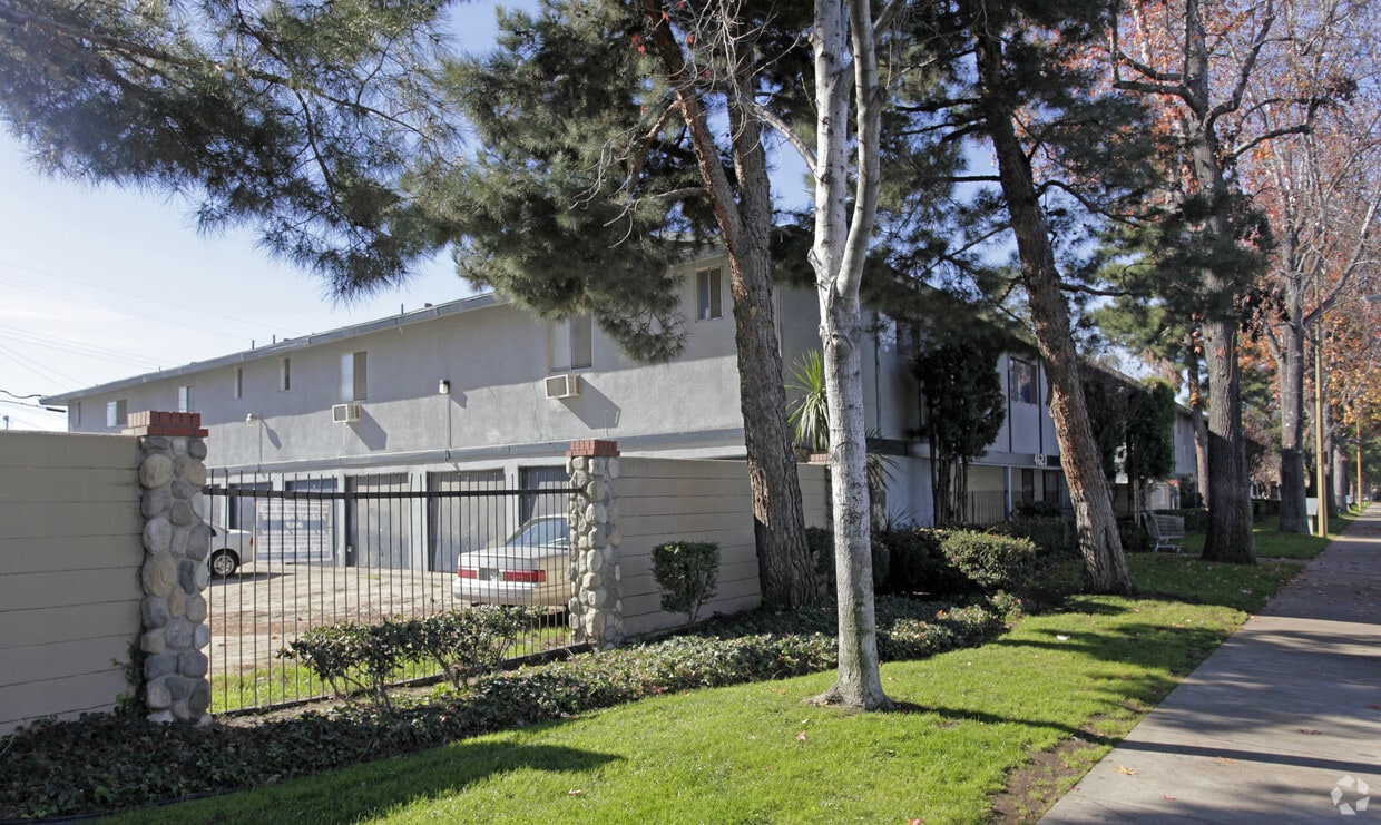 Primary Photo - 4623 Canoga St