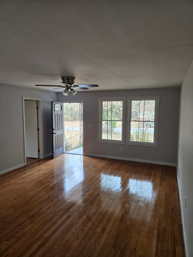 Building Photo - 365 W Pine St