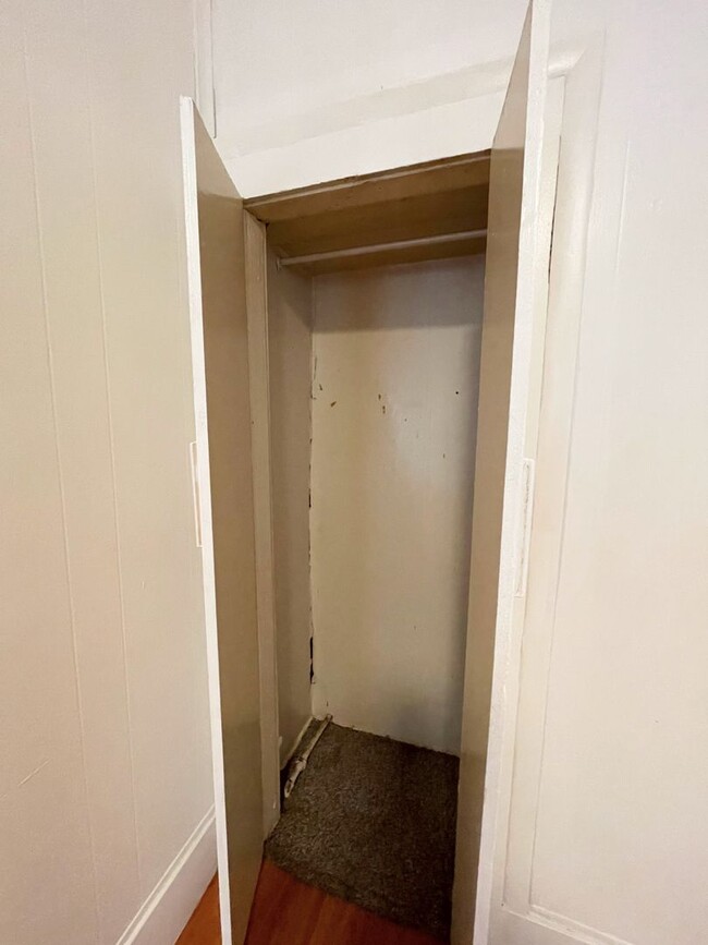 Building Photo - 1 Bed 1 Bath Duplex
