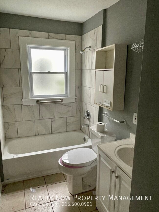 Foto del edificio - 3396 W 117th St