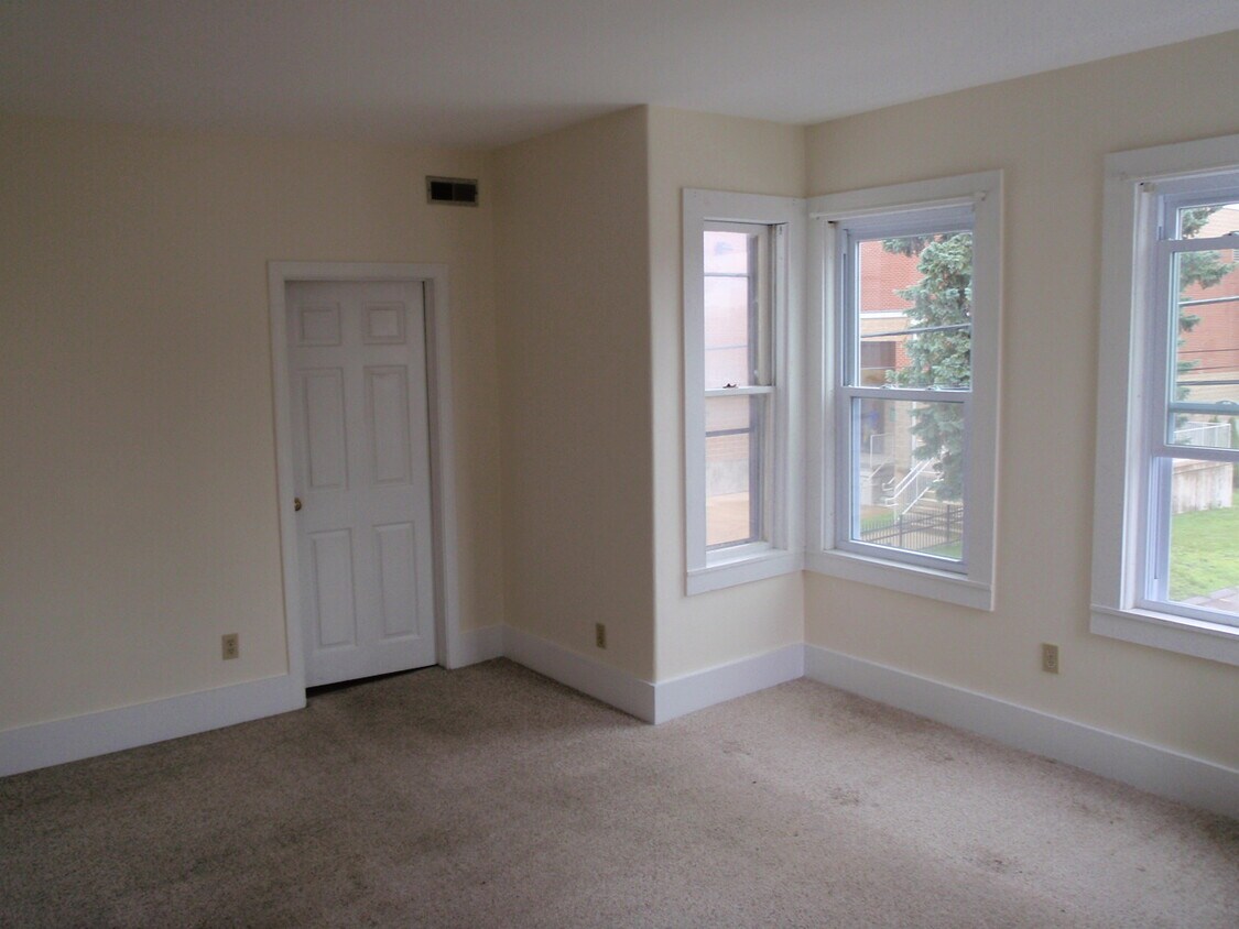 Living room - 98 Snow St
