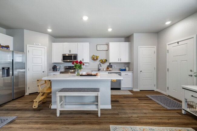 Building Photo - Beautiful 3-Bedroom Townhome with Park Vie...