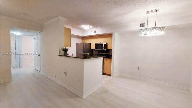 Foto del edificio - 2457 Centergate Dr