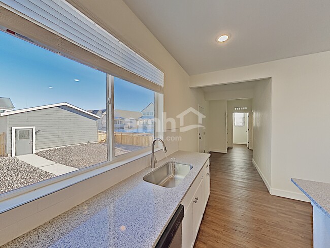 Foto del edificio - 4355 Crestone Peak St