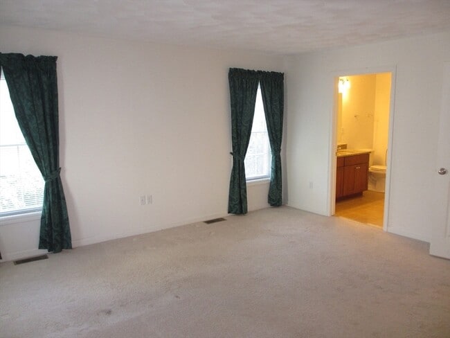 Building Photo - 2 Blue Jay Cir