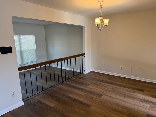 Building Photo - WINDSOR OAKS WEST - Three Bedroom Townhome