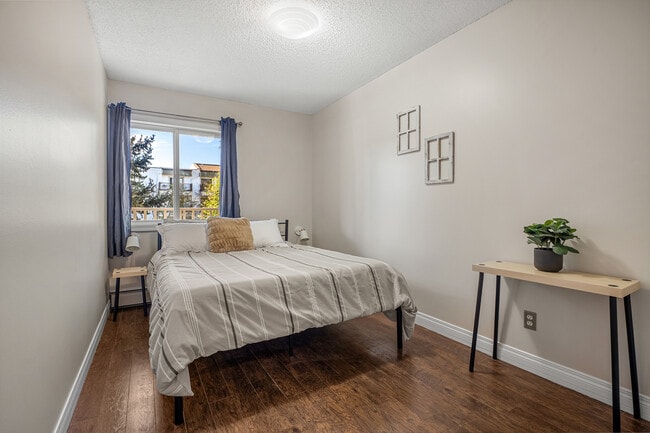 Building Photo - 732 57 Av SW
