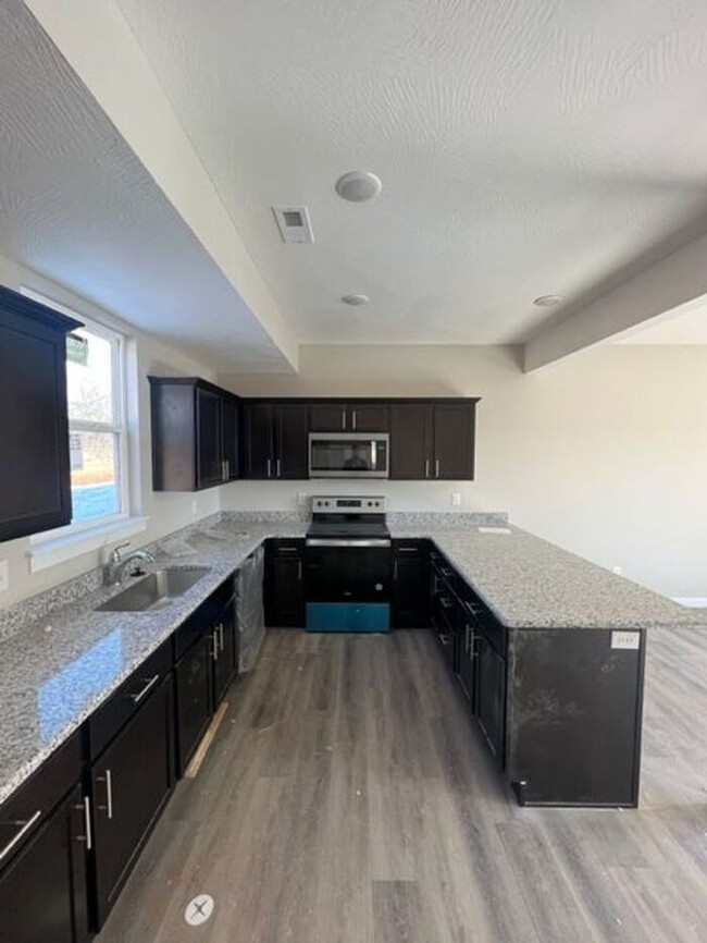 Building Photo - Public Avenue Townhomes in Clever!!! Move ...