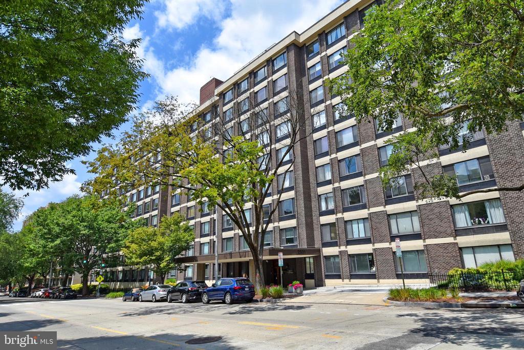 Foto principal - 2501 Calvert St NW