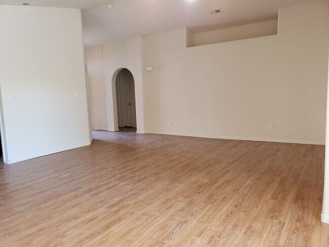 Building Photo - 3 bed 2 bath home in Huning Ranch
