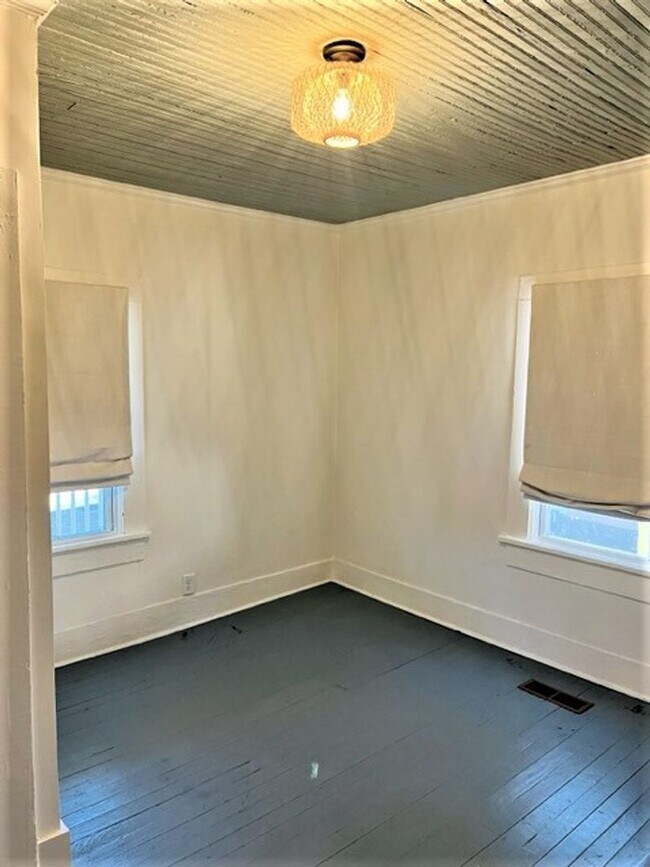 Foto del edificio - 602-604 W 10th St NE
