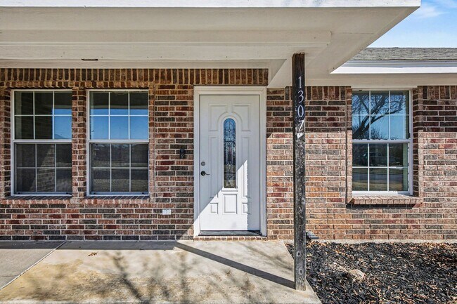 Foto del edificio - Welcome to this inviting 3-bedroom, 2-bath single-family rental home in Cleburne, TX. Featuring a...
