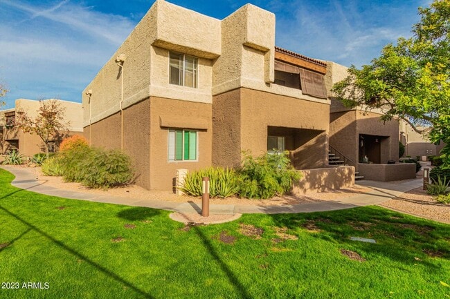 Building Photo - 1 Bedroom Condo in gated community borderi...