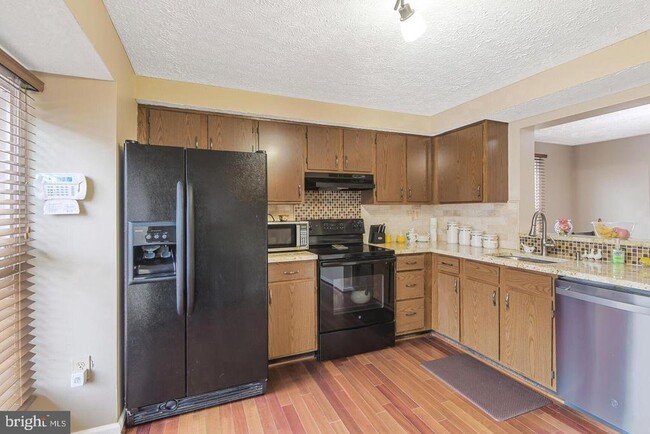 Foto del edificio - 6121 Cedar Wood Dr