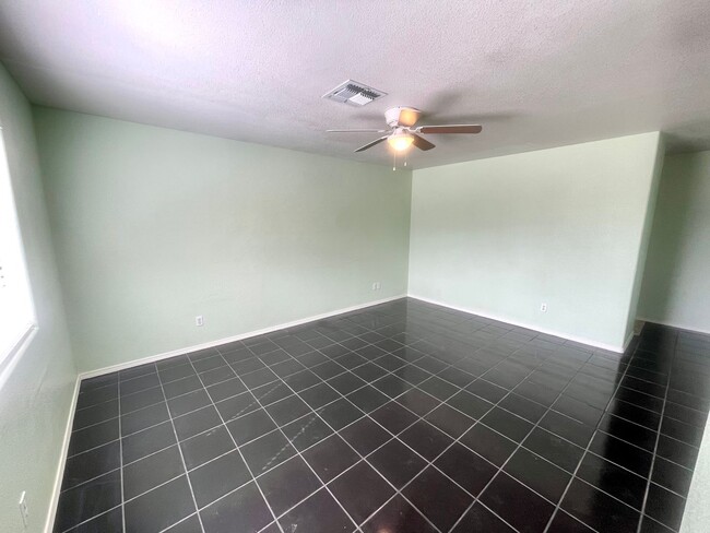 Building Photo - Cute 3 Bedroom Home Near Splash Pad and Hu...