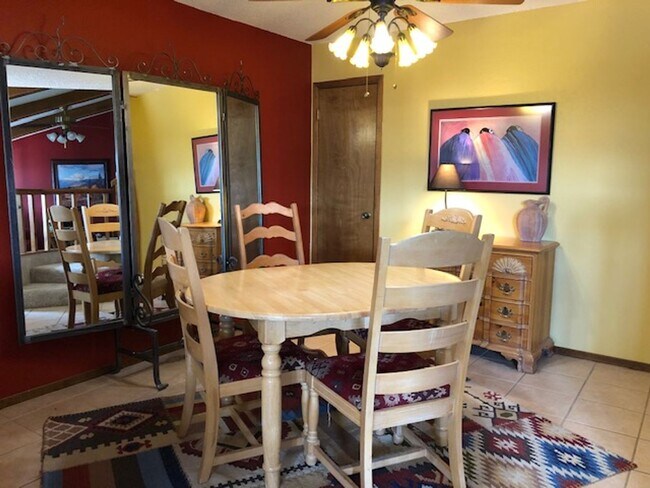 Foto del edificio - Three Bedroom Townhome in Gated Community