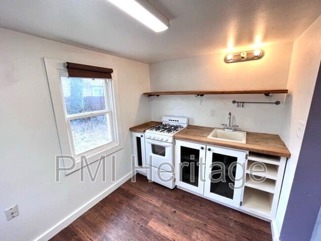 Building Photo - 122 W Pine St