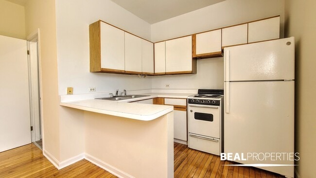 Building Photo - 635 W Barry Ave