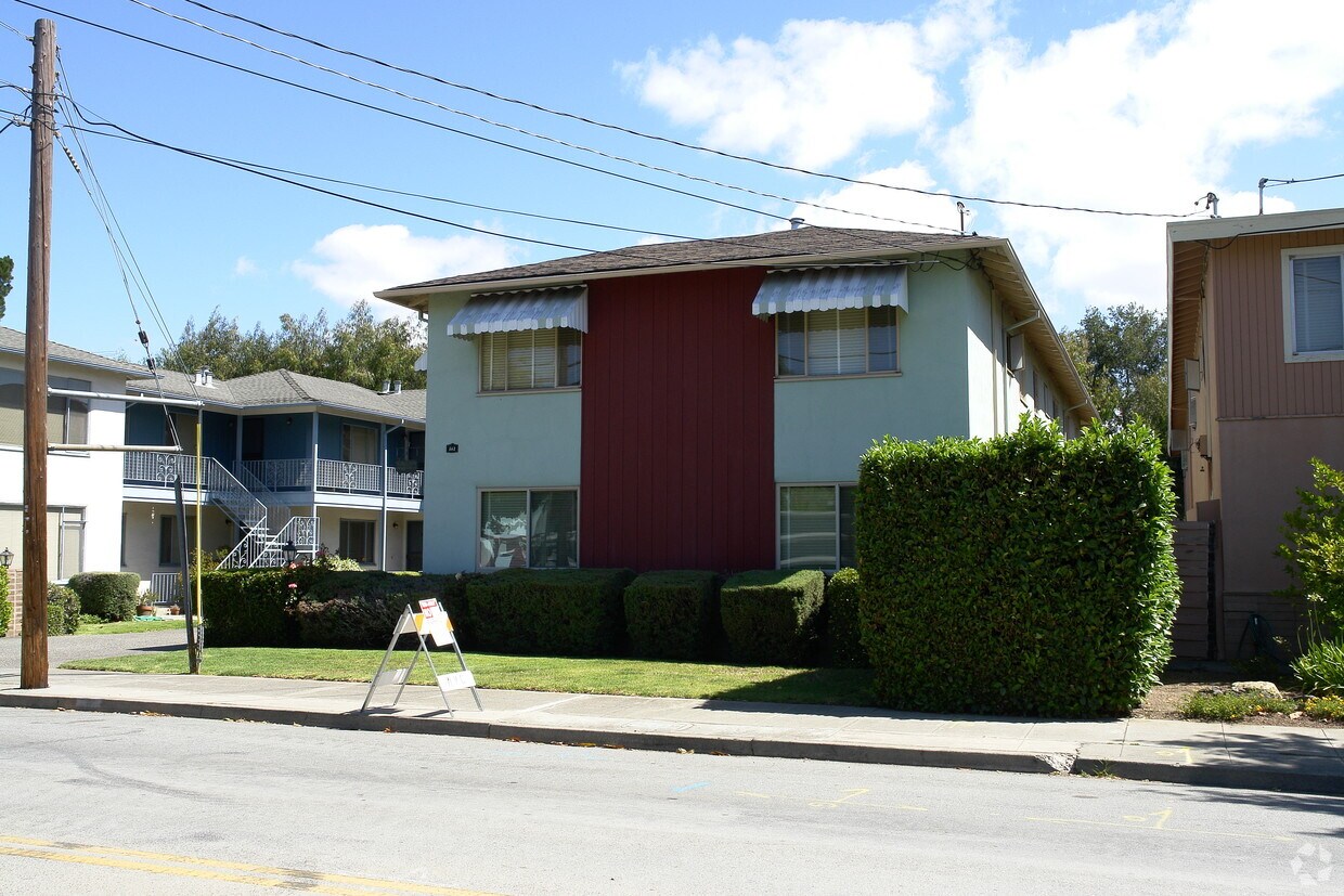 Building Photo - 562 University Dr