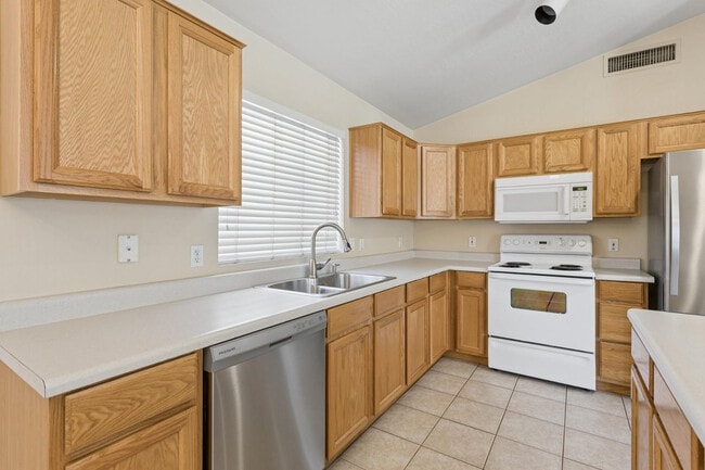 Building Photo - 921 E Montoya Ln