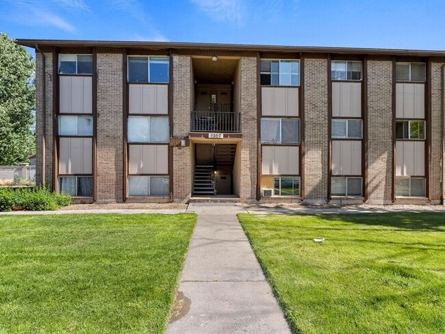Foto del edificio - 1355 N Redwood Rd