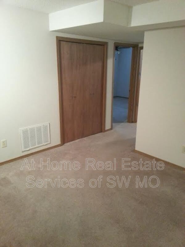 Building Photo - 2856 S Rogers Ave