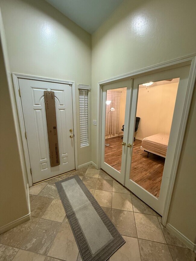 Building Photo - Beautifully Maintained 3-Bedroom Plus Offi...