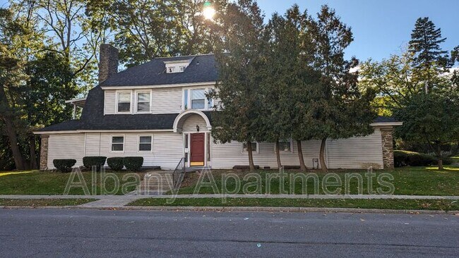 Building Photo - 846 Warren St