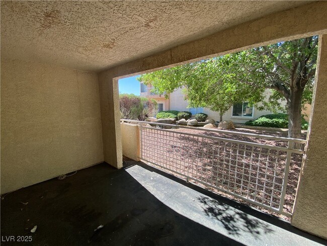 Foto del edificio - 5000 Red Rock St
