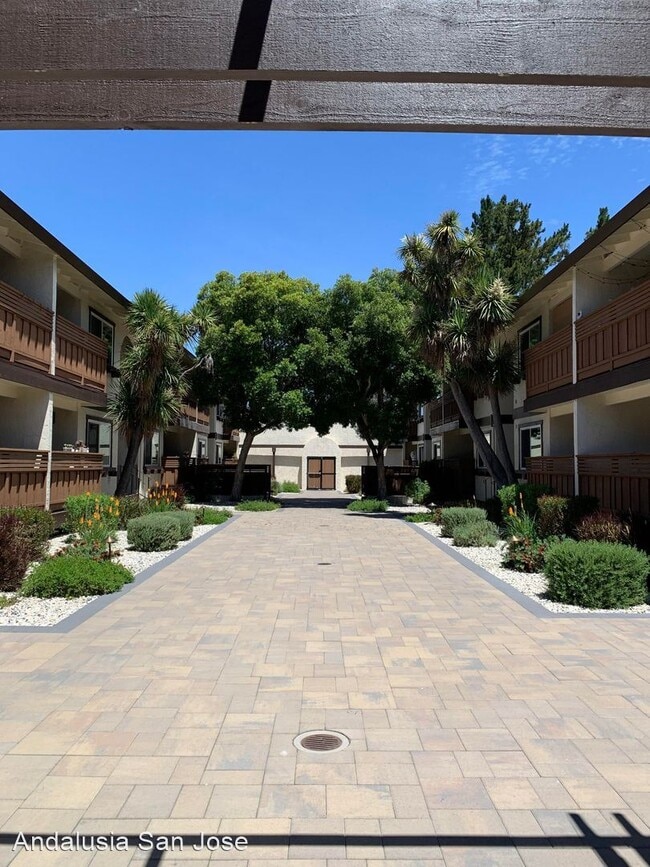 Building Photo - 3730 Moorpark Ave