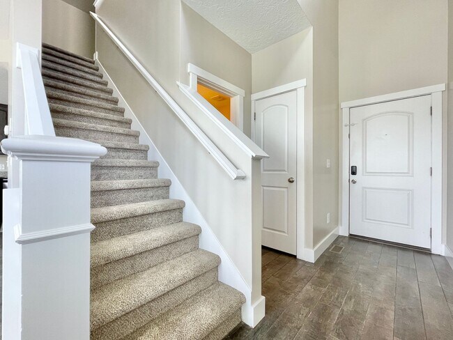 Building Photo - Darling Townhome at Thanksgiving Meadows!