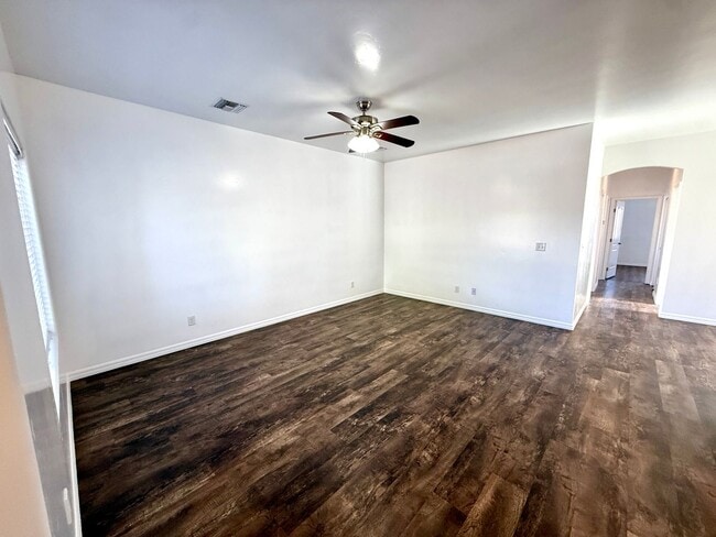 Building Photo - Great 3 Bedroom, 2 Bathroom Home Centrally Located- Available Now!