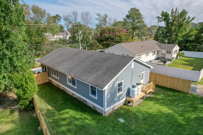 Building Photo - 705 Country Club Rd