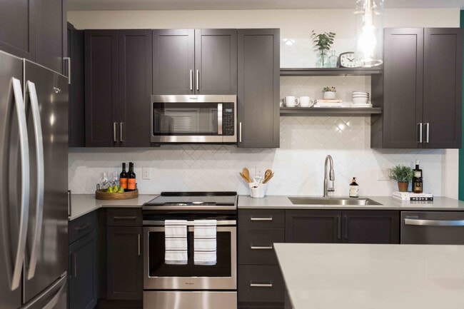 Building Photo - Live 8 West