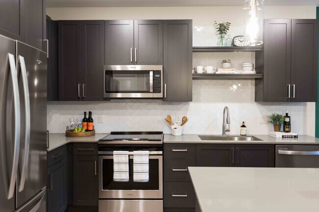 Building Photo - Live 8 West