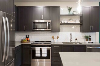 Building Photo - Live 8 West