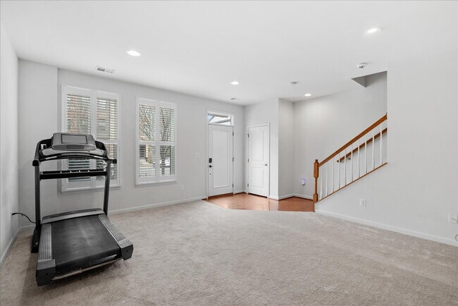 Foto del edificio - Stunning Luxury Townhome for Rent in Westmoore!