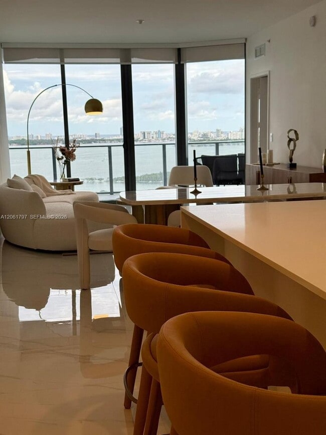 Foto del edificio - 700 NE 24th St