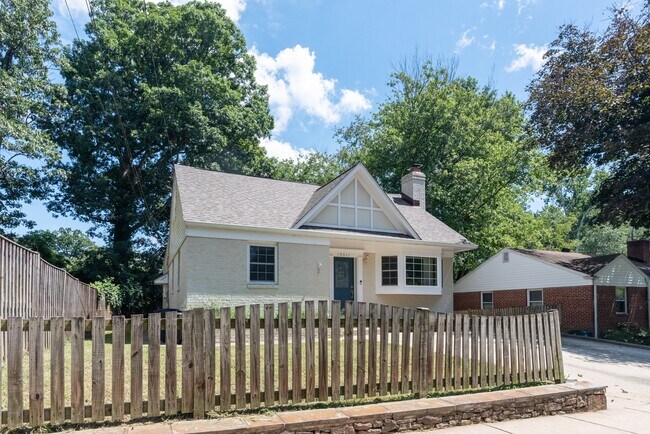 Building Photo - 10611 Eastwood Ave