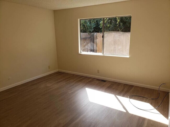 Building Photo - 1531-1533 Downing Avenue