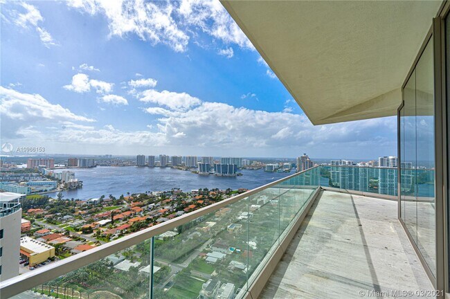 Foto del edificio - 18975 Collins Ave